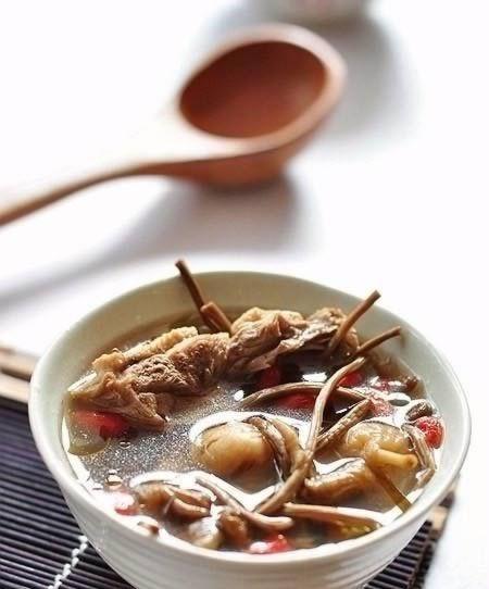 茶树菇玉米煲骨汤怎么做？煲汤步骤和技巧是什么？