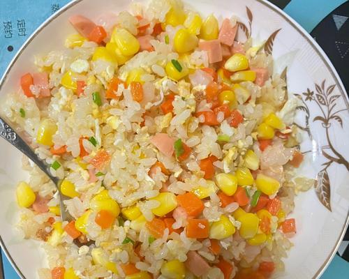 教你如何制作美味的芝士蛋炒饭配面包（简单易学）