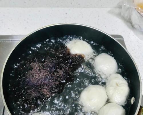 一碗暖心的紫菜丸子鸡蛋汤（家常味道浓郁温暖你的心灵）