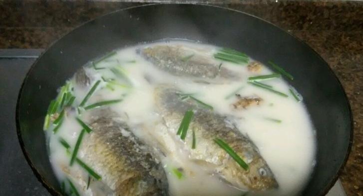 清炖鲫鱼的做法是什么？如何确保鱼汤鲜美无腥味？  第3张