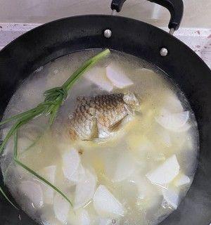 清炖鲫鱼的做法是什么？如何确保鱼汤鲜美无腥味？  第2张