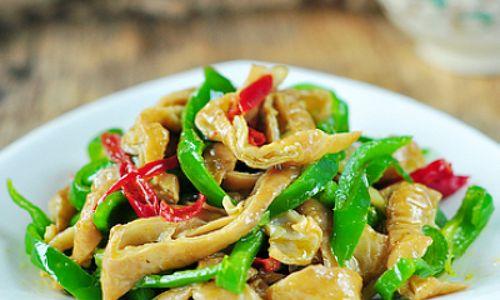 家常青椒肥肠的做法（热辣美食）