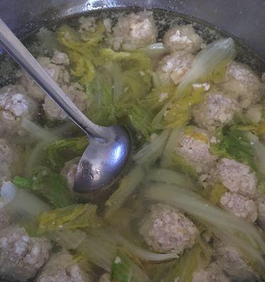 舌尖上的白菜肉圆汤（一碗浓情味道）