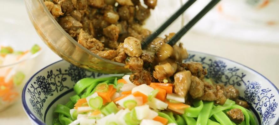 用菠菜汤制作美味汤面（健康营养）