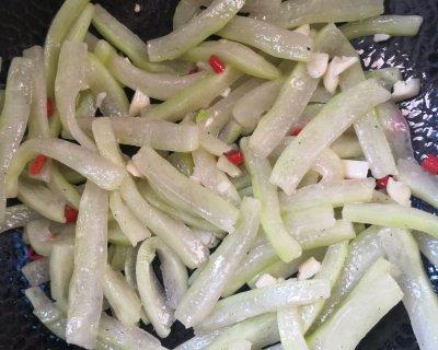 清炒三脆的诱人香气（香脆可口的美味佳肴）