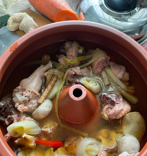 以板栗汽锅鸡为主角的美味佳肴（一道让你胃口大开的家常菜）