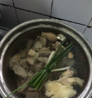 清炖草鸡汤怎么做？有哪些步骤和技巧？  第2张