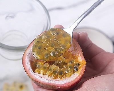 以青柠百香果为主的清爽饮品制作方法（健康美味的夏日解渴利器）