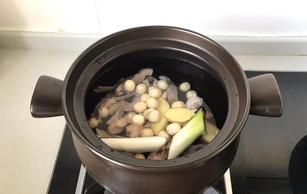 猪肚莲子炖汤，营养美味健康（用好猪肚和莲子）