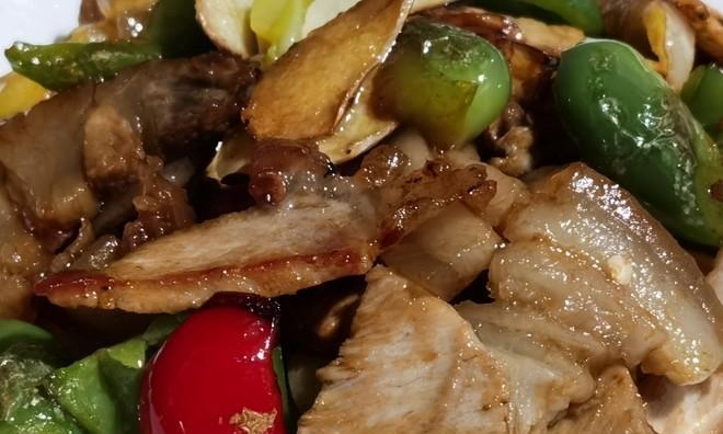 彩椒麻花肉片的制作方法（色香味俱佳的美味佳肴）