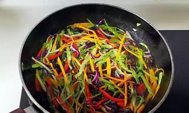 家常美食——紫甘蓝炒面（营养丰富的炒面）