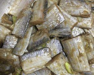 炸带鱼段，香脆美味的海鲜佳肴（教你如何制作带鱼段）