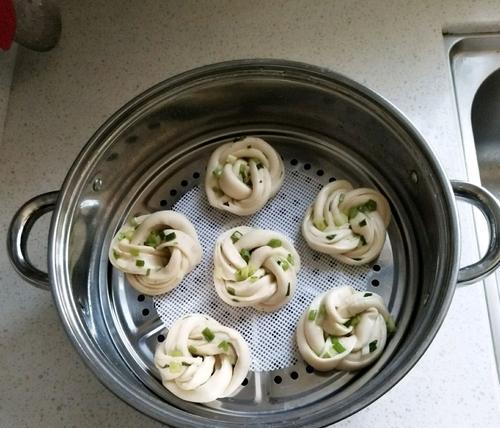 手工制作芝麻葱油小花卷的详细步骤（香气四溢）