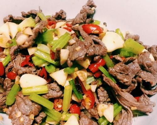 孜然炒牛肉的做法是什么？如何在家轻松制作？