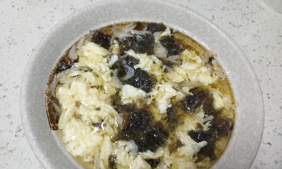 紫菜肉蛋汤的家常做法（让你在家也能轻松享受美味汤品）