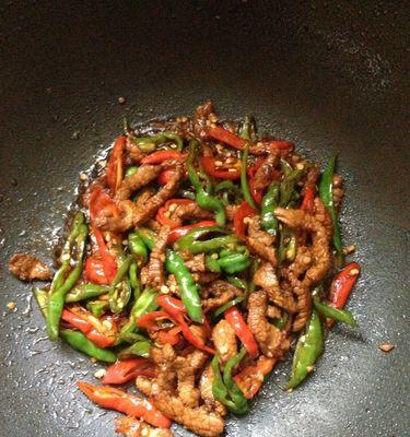 菜椒炒肉丝的做法是什么？如何炒出鲜嫩多汁的肉丝？  第2张