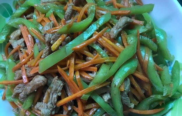菜椒炒肉丝的做法是什么？如何炒出鲜嫩多汁的肉丝？