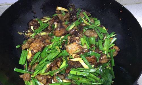 蒜苔炒猪皮的做法是什么？如何炒制出美味的蒜苔炒猪皮？  第2张
