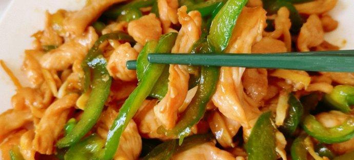 青椒百叶结炒肉块的做法（家常美食）