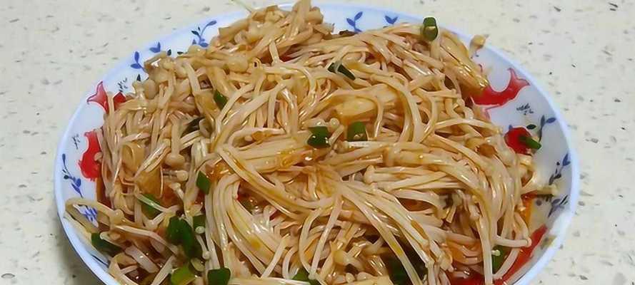变蛋拌金针菇——一道营养美食（变蛋和金针菇的搭配）