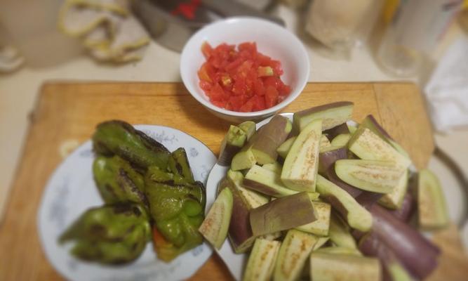 烧茄子和烧辣椒凉拌怎么做？步骤和技巧是什么？  第3张