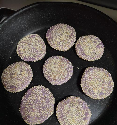 美味可口的紫薯糯米饼（以糯米和紫薯为主要食材的传统中式小吃）