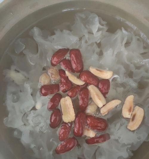 银耳红枣汤怎么做？有哪些健康益处？  第3张