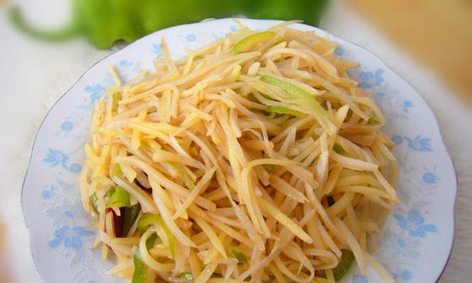 双椒炒土豆丝的做法（辣味十足）