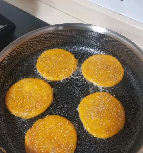 以饼干夹心的方式，制作美味可口的南瓜饼（以饼干夹心的方式）