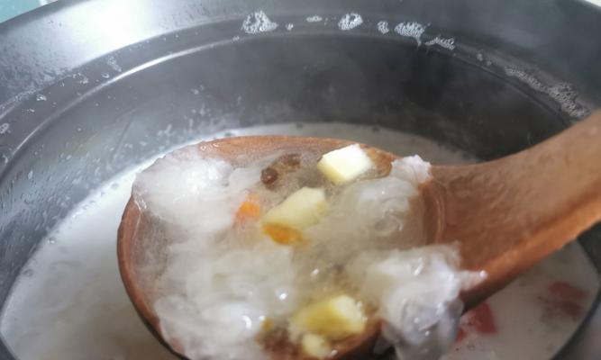 冰糖雪耳燉桃膠，美味養生的夏日甜品（以桃膠為主角的健康甜點）