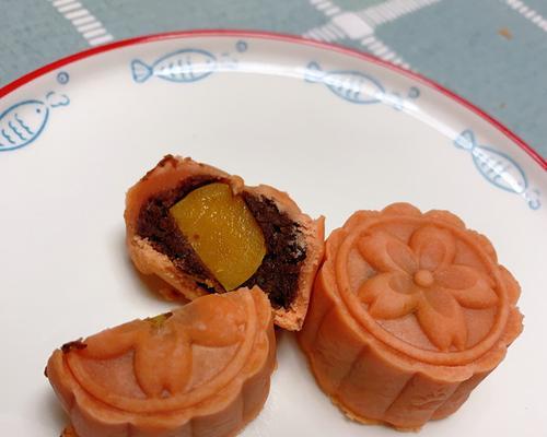 手工制作紫薯核桃豆沙馅月饼（美味可口的秋季美食）
