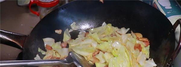 烧肉炒卷心菜怎么做？步骤和技巧有哪些？