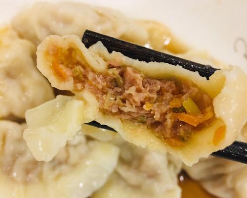 大口吃萝卜馅蒸大饺子（萝卜馅大饺子的制作方法及小技巧）