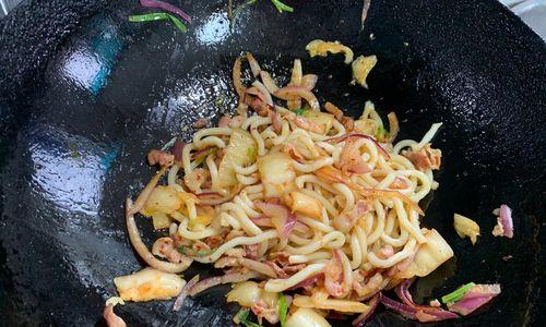 肉丝炒乌冬面怎么做？步骤详细吗？  第2张
