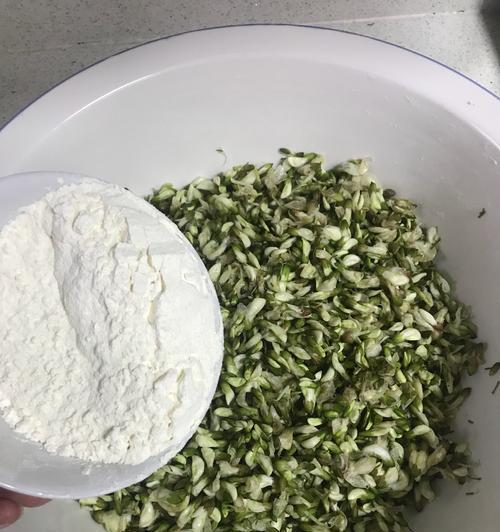 双粉蒸槐花怎么做？步骤和技巧是什么？  第3张