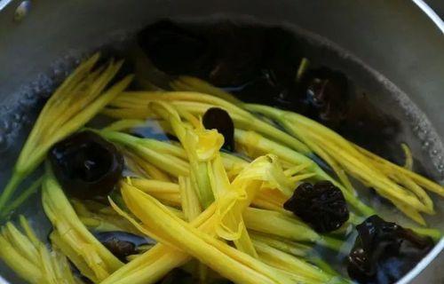 猪蹄木耳烧黄花菜的做法是什么？步骤详细吗？