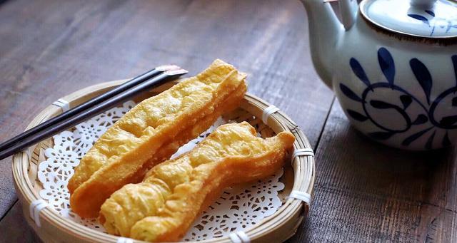 自炸油条的做法是什么？如何在家做出酥脆可口的油条？  第2张