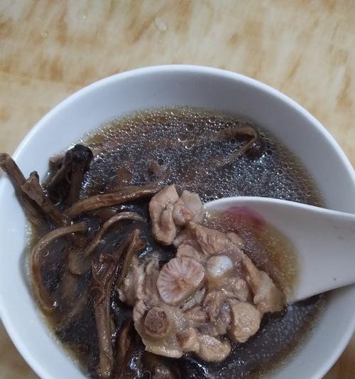 茶树菇猪骨汤怎么做才美味？详细步骤解析！  第3张