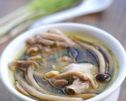 茶树菇猪骨汤怎么做才美味？详细步骤解析！  第2张