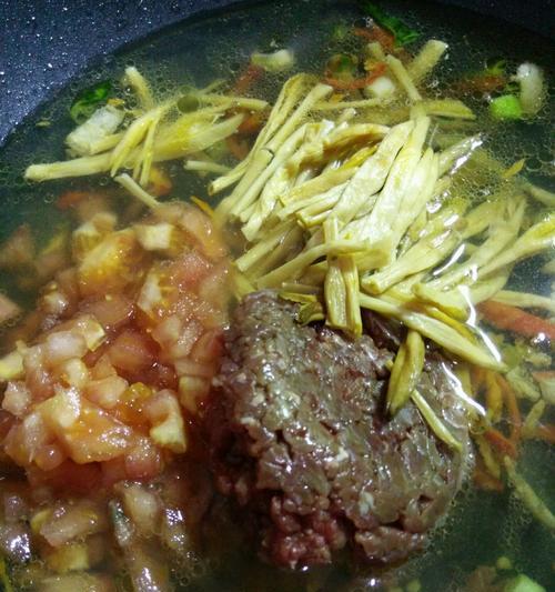 猪骨炖黄花菜的做法是什么？如何炖出美味的猪骨黄花菜汤？  第2张