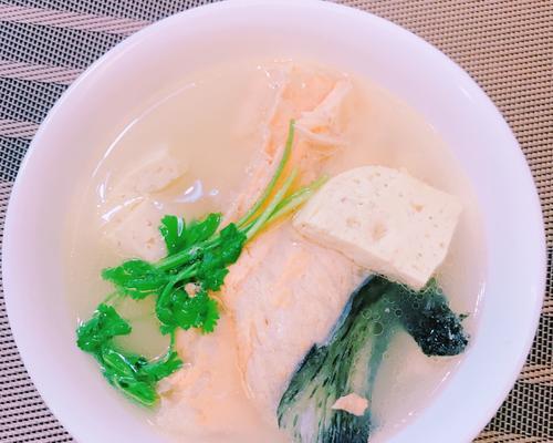 白酒三文鱼骨怎么做？有哪些独特烹饪技巧？