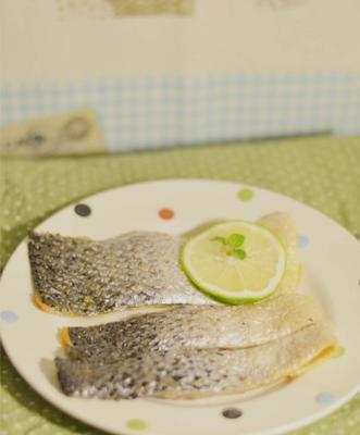 白酒三文鱼骨怎么做？有哪些独特烹饪技巧？  第3张