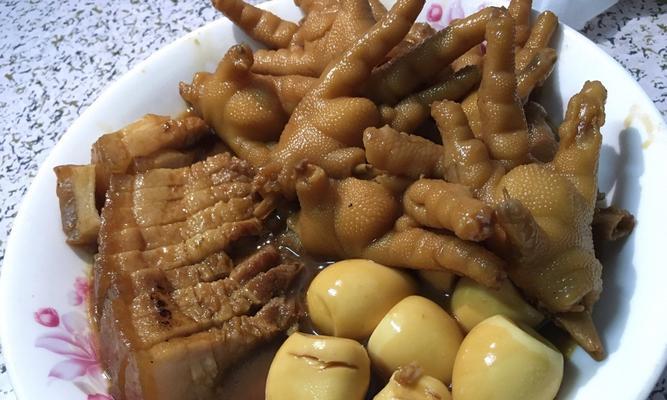 鹌鹑蛋焖鸡爪怎么做？详细步骤和技巧是什么？