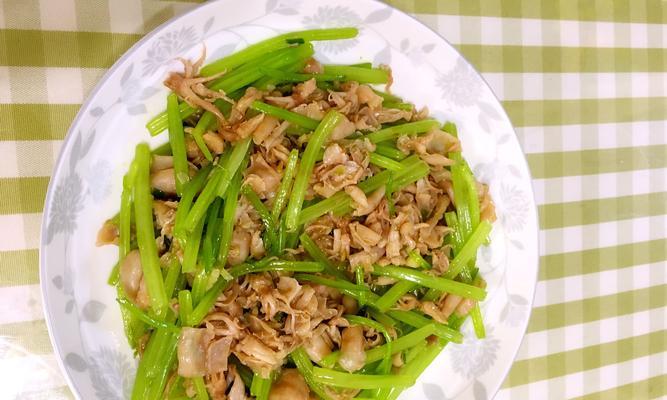 肉片炒西芹的做法是什么？如何炒出鲜嫩可口的肉片？