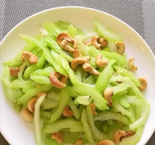 肉片炒西芹的做法是什么？如何炒出鲜嫩可口的肉片？  第3张