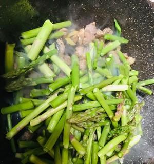 猪肉炒芦笋怎么做？步骤和技巧有哪些？  第2张
