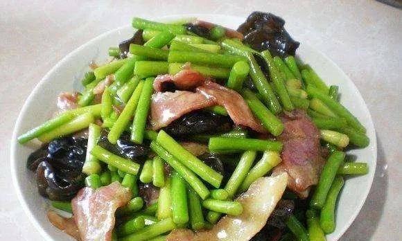 蒜苔炒木耳怎么做？步骤和技巧有哪些？