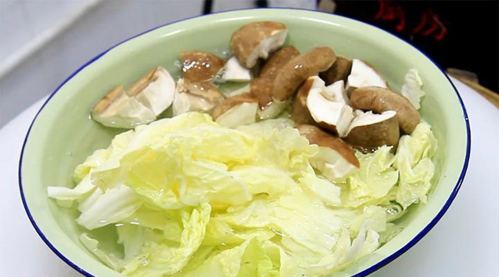 白菜莲花汤的做法是什么？如何在家轻松制作？