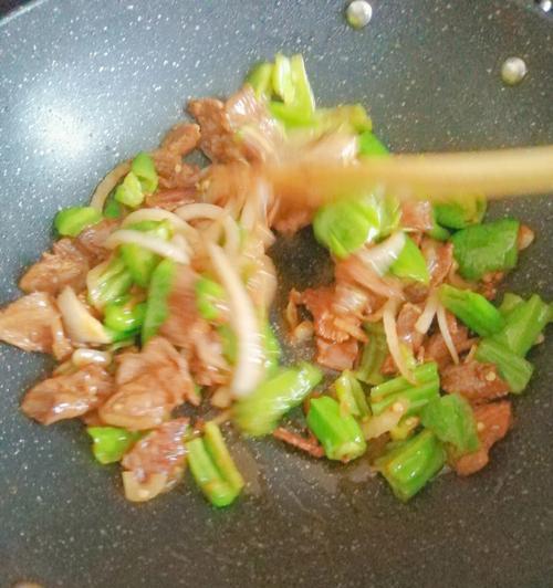 爆炒牛肉丝的做法是什么？如何快速掌握这道家常菜的技巧？  第2张