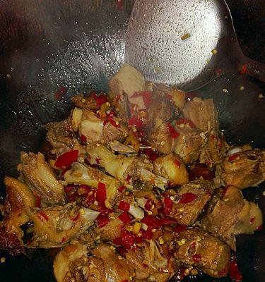 白萝卜焖鸭，家常好滋味（家庭厨房必备的一道美食）